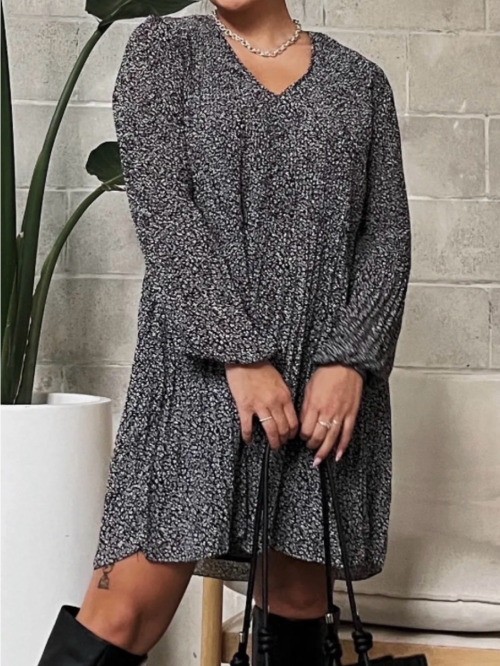 Black Tape Pleated Floral V-Neck Shift Dress Small Black White